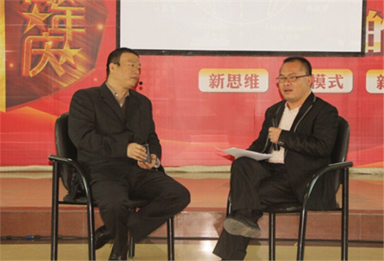 張老師（左）現(xiàn)場協(xié)助分析澤亞企業(yè)管理咨詢馮老師主型與副型