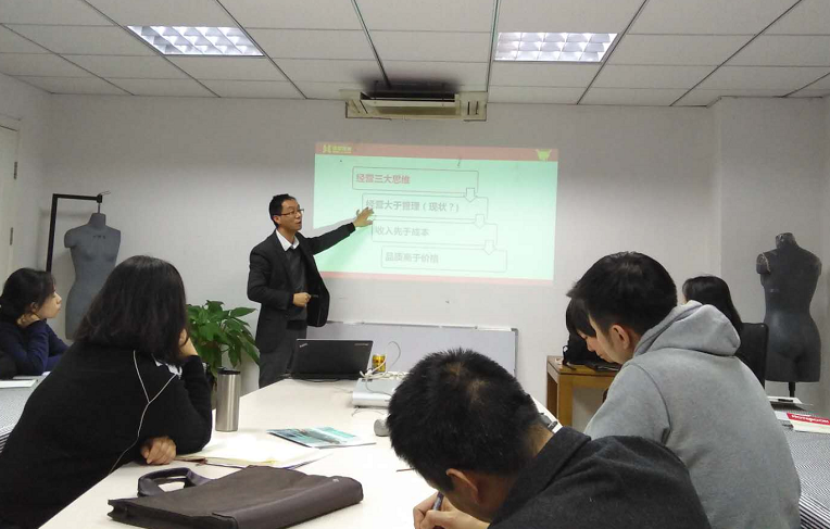澤亞咨詢之優(yōu)諾服裝年度經(jīng)營計劃培訓(xùn)